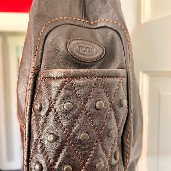 Authentic Tod's Shoulder Hobo Bag in Soft Brown Leather with contrast stitching - Picture 2 of 14